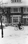 604293 Gezicht op de voorgevel van het huis Goethelaan 84 te Utrecht, tijdens winterse omstandigheden.